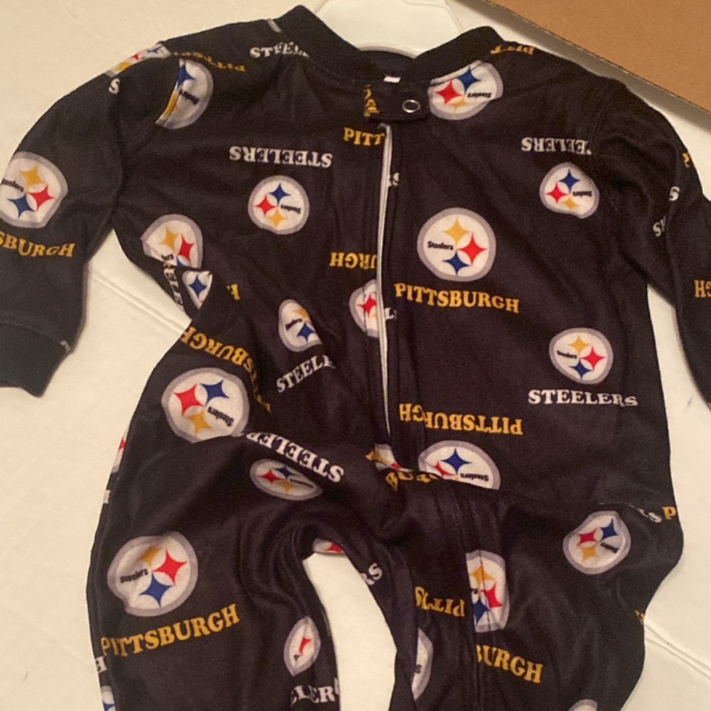 NFL Pittsburgh Steelers Kids Footie - Black and Gold
Size 6/9 months
NWT
